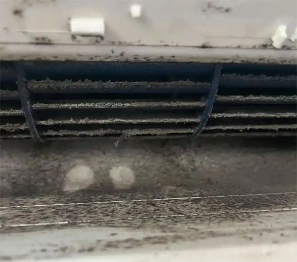 赤坎空调吹的风有股烧焦味是怎么回事